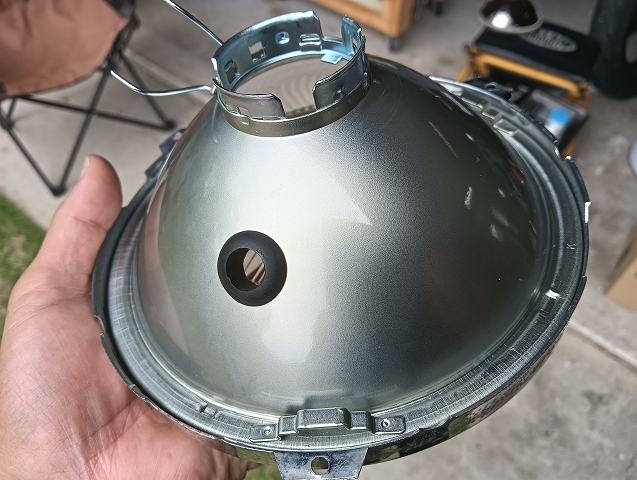 グロメットを付けたライトユニット。
