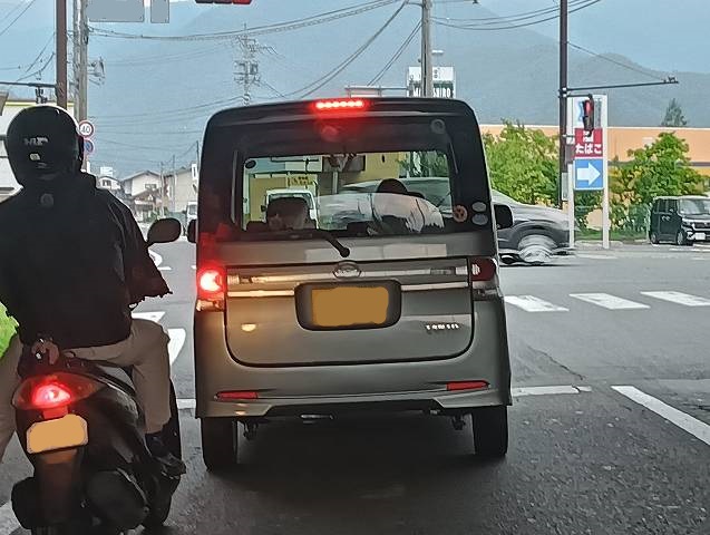 ブレーキランプが切れてるがな。