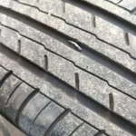 鉄片が刺さってパンクしたタイヤ。