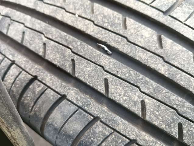 鉄片が刺さってパンクしたタイヤ。
