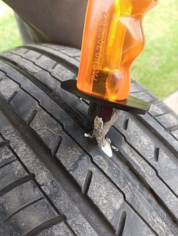 パッチを修理用ドライバーにセットして穴に突っ込む。