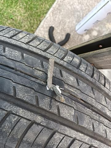 ドライバーを抜いた後はパッチが残る。